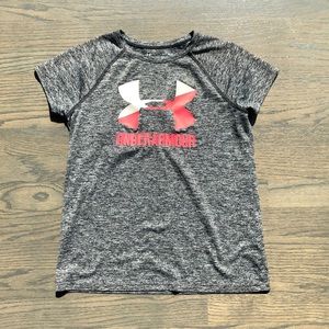 Athletic girls Under Armour Shirt